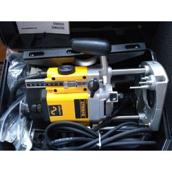 Фрезер Dewalt DW625E-QS 2 кВт