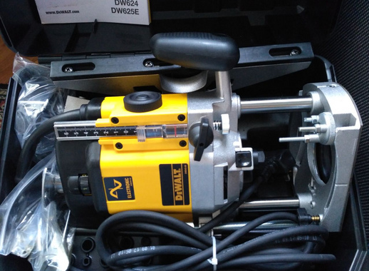 Фрезер Dewalt DW625E-QS 2 кВт